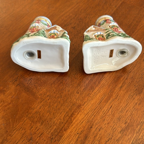 Ceramic Christmas Home and Lighthouse - Salt  and Pepper 🌶️ shakers - Picture 5 of 5